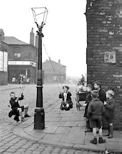Street games, Manchester 1943
