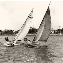 Close dinghy racing in the United States