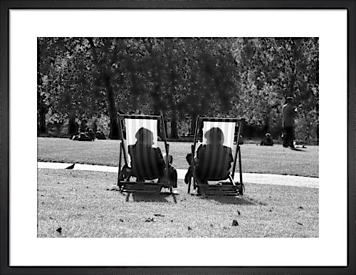Chatting in Green Park by Niki Gorick